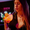 neon drink pitaya brilha sob a luz negra